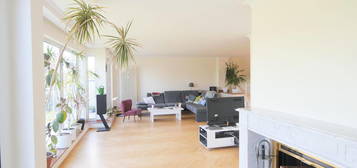 Lichtdurchflutete 2-Zimmer-Maisonette-Wohnung mit 2 Balkonen und Panorama-Dachterrasse in Bestlage!