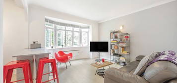 Flat to rent in Inner Park Road, Southfields, London SW19