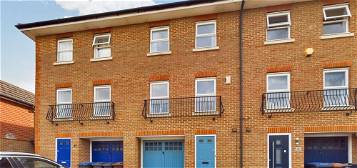 Town house to rent in Oaklands Wood, Hatfield AL10
