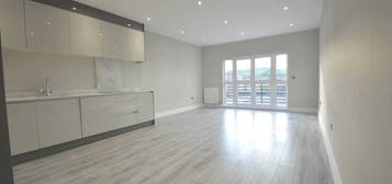 Flat to rent in High Street, Dorking RH4