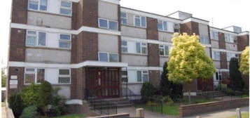 Flat to rent in Snakes Lane East, Woodford Green IG8