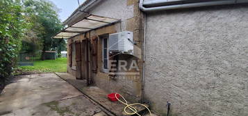 Maison d'habitation avec jardin et garage