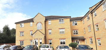 Flat to rent in Kirkland Drive, Enfield EN2