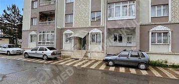 KILAVUZ MAHALLESİ EMİR PAŞA CADDESİ MEVKİİNDE SATILIK 3+1