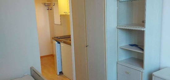 PREISWERTES-MÖBLIERTES Singleappartement in  Dresden Klotzsche