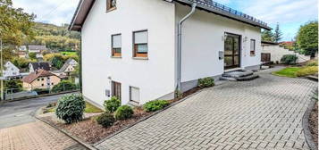 Vielseitiges Einfamilienhaus mit Einliegerwohnung, Dachterrasse und Ausbaupotenzial!