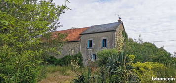 2 Magnifiques grange + 1 maison d'habitation avec 6000m2 de terrain + puits en pleine campagne arborée et calme