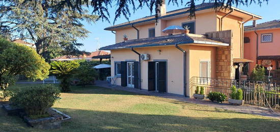 Rif.18 Villa Trifamiliare Angolare Castel Gandolfo