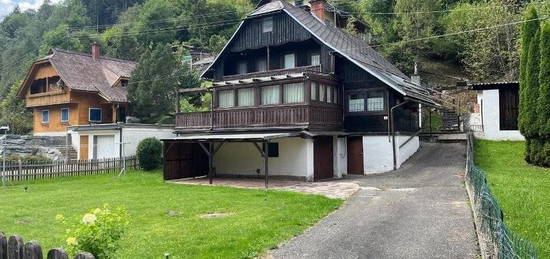 Reichenau, Kaernten, Wohnhaus in Waidach fuer eine Grossfamilie, schoener Vorgarten, Carport