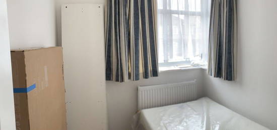 Room to rent in The Heights, Northolt UB5