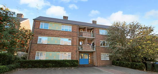 Flat to rent in Bevis Close, Dartford, Kent DA2