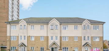 Flat to rent in Harvest Court, York Way, Watford WD25