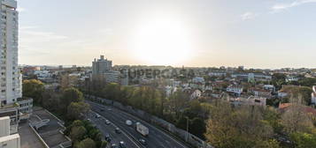 Apartamento T4+1 no Foco com terraço, varanda e vistas desafogadas