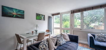 Maisonette to rent in Hersham Close, Roehampton, London SW15