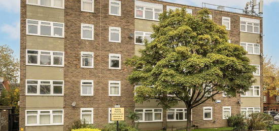 Flat to rent in Clapham Park Road, London SW4