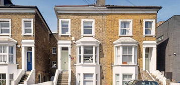 Flat to rent in Chapel Road, London W13