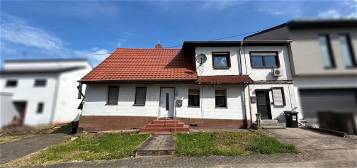 Teilrenoviertes Doppelhaus mit viel Platz in Schiffweiler-Heiligenwald