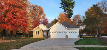 1579 Foxfire Ct, Waupaca, WI 54981