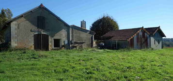 Maison en pierre avec dépendances à rénover sur un terrain d