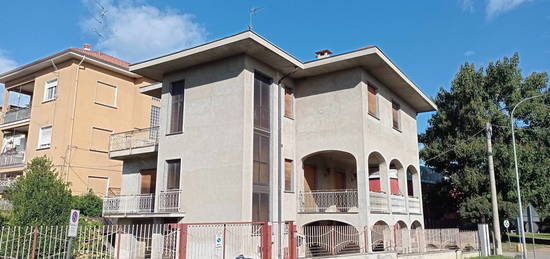 Villa bifamiliare, da ristrutturare, 317 m², Centro, Oleggio