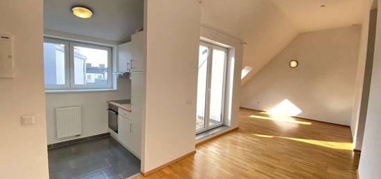 Moderne Dachgeschosswohnung mit großer Terrasse nahe Arthaberplatz in ruhiger Seitengasse! Hohe Decken und Traumbad mit Fenster