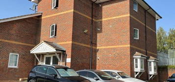 Flat to rent in Spencer Close, Aldershot GU12