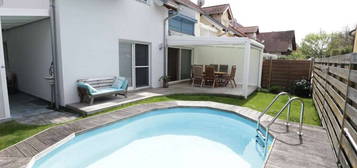 Moderne Wohnoase mit Pool in sonniger Lage