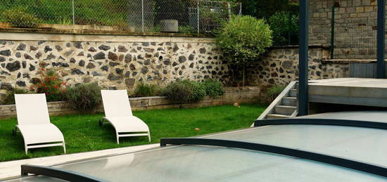 Rare aux portes du centre-ville d’Aurillac  Belle maison familiale spacieuse et lumineuse avec prestations haut de gamme, piscine, et cadre verdoyant