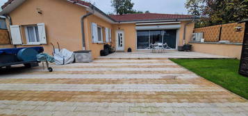 Belle villa plain-pied 90m² hab récente / Terrain 273m² / Garage / Centre village