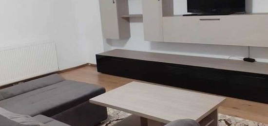 Inchiriez apartament cu 3 camere, et. 1, zona centrala (Piata Simian)