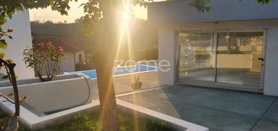 Moradia T4 com Piscina, Design Moderno e Funcional em Viseu