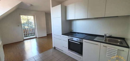 Weizberg, 43 m² sonnige Kleinwohnung ruhiger Lage mit Balkon und Carport