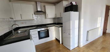 Flat to rent in Chapel Street, Woking GU21