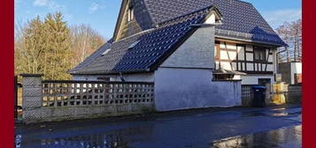 Einfamilienhaus mit Nebengelass, Brunnen und freien Blick in die Natur