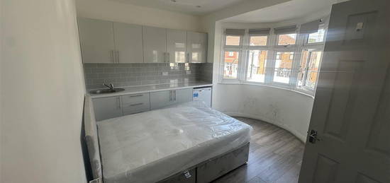 Studio to rent in The Circle, London NW2