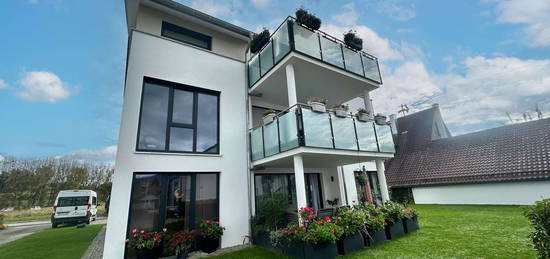 TOP-MODERN & ZENTRAL!  Weitläufige 3-Zi.-Erdgeschosswohnung mit über 18 m² Terrasse