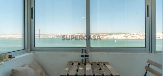 Apartamento T2 com terraço e vista frontal para o rio Tejo