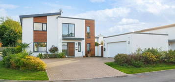 4 bed detached house for sale