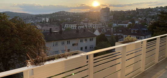 Wunderschöne 5-Zimmer-Wohnung mit Balkon, Terasse und Einbauküche in Stuttgart