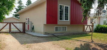 5207 52nd St, Leduc, AB T9E 5L9