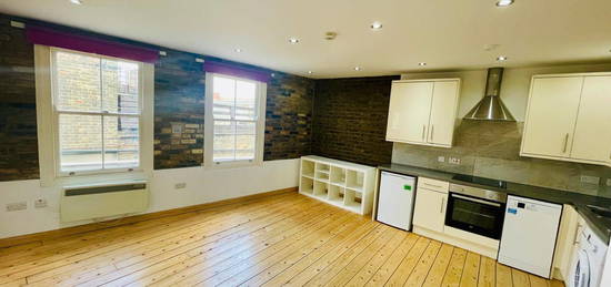 Flat to rent in Sanford Lane, London N16