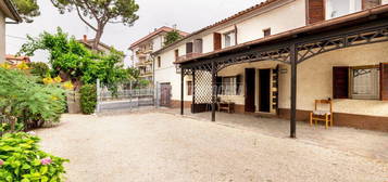 Casa singola con giardino privato, garage e cantin