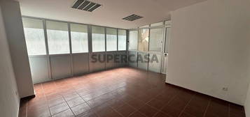 Apartamento T1+2 situado junto às Amoreiras