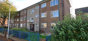 Flat to rent in Bligh Way, Rochester, Kent ME2