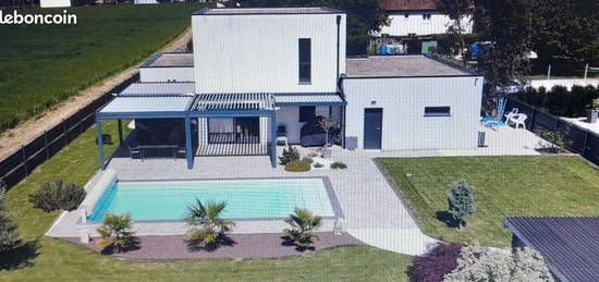 Maison contemporaine avec grande piscine