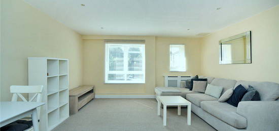 Flat to rent in High Street, Banstead, Surrey SM7