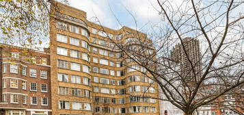 Flat to rent in Florin Court, Charterhouse Square, London EC1M