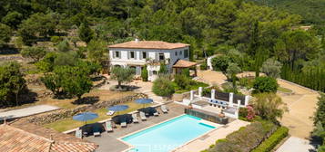 Mas provençal dans un parc arboré avec piscine