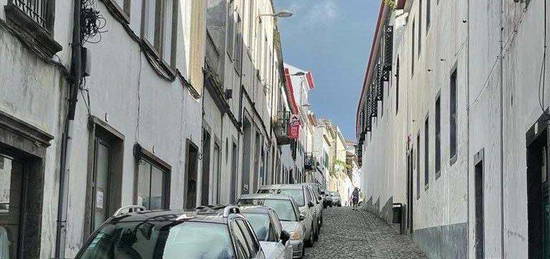 Moradia para recuperar no centro histórico de Ponta Delgada // Excelen