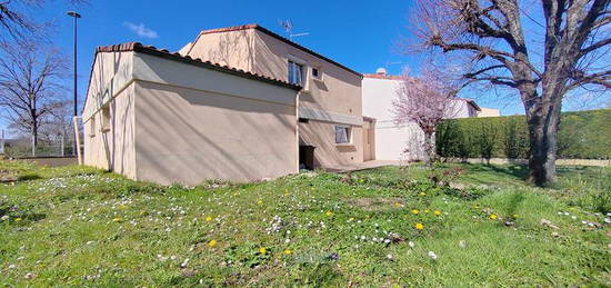 Maison située proche des commodités avec jardin entièrement clôturé et garage